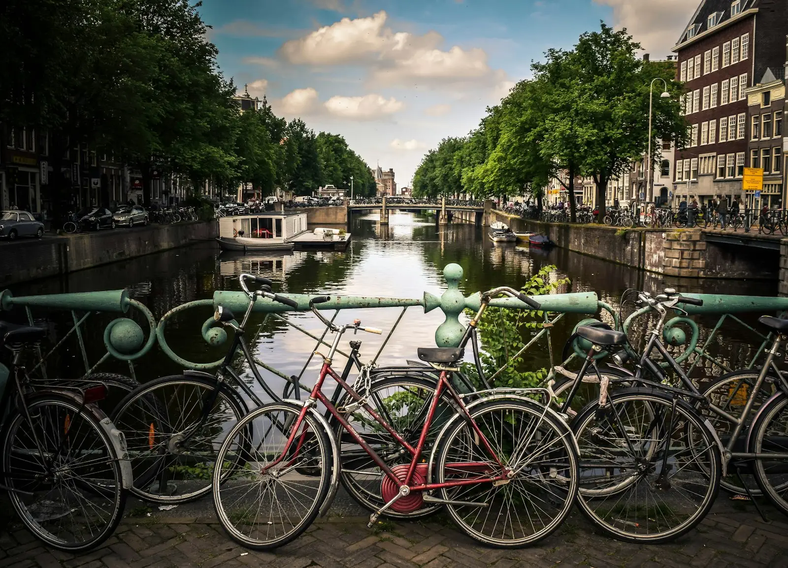 Fietsen op een brug over een Amsterdamse gracht