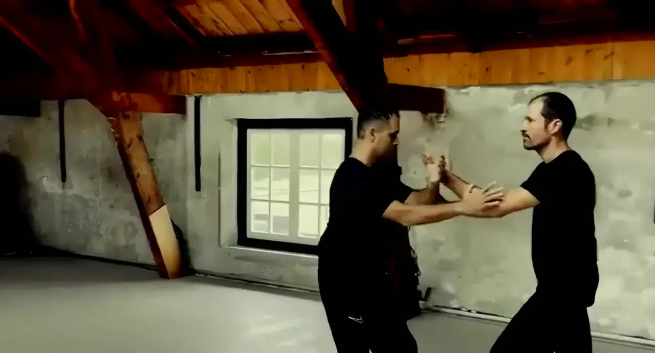 Partneroefening in de trainingszaal van Sifu Deniz Kara