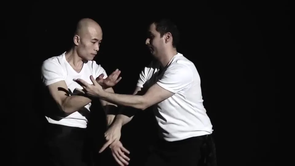 Sifu Deniz Kara oefent Chi Sau (plakkende handen) met een partner