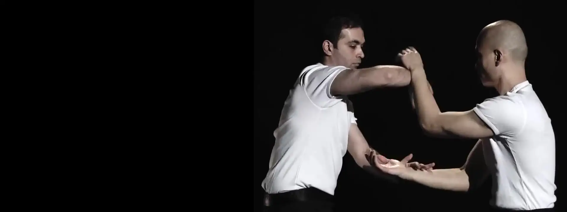 Sifu Deniz Kara en een partner met gekruiste armen tijdens Chi Sau