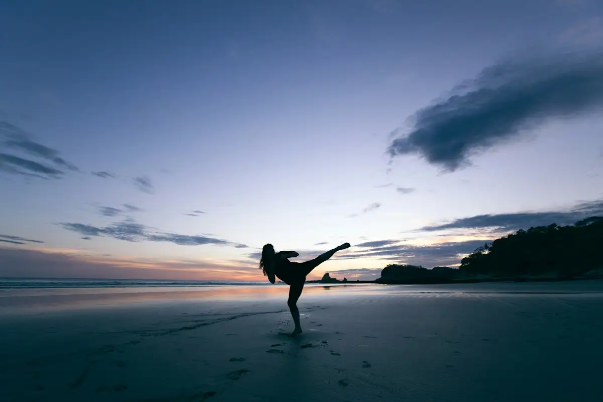 Silhouet van een hoge trap bij schemering op het strand