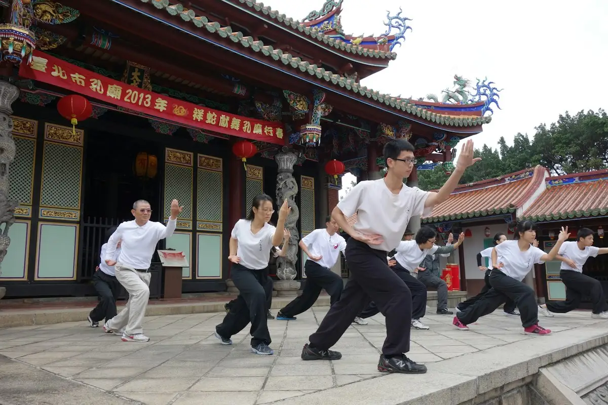 Groep beoefent Kung Fu voor een Chinese tempel