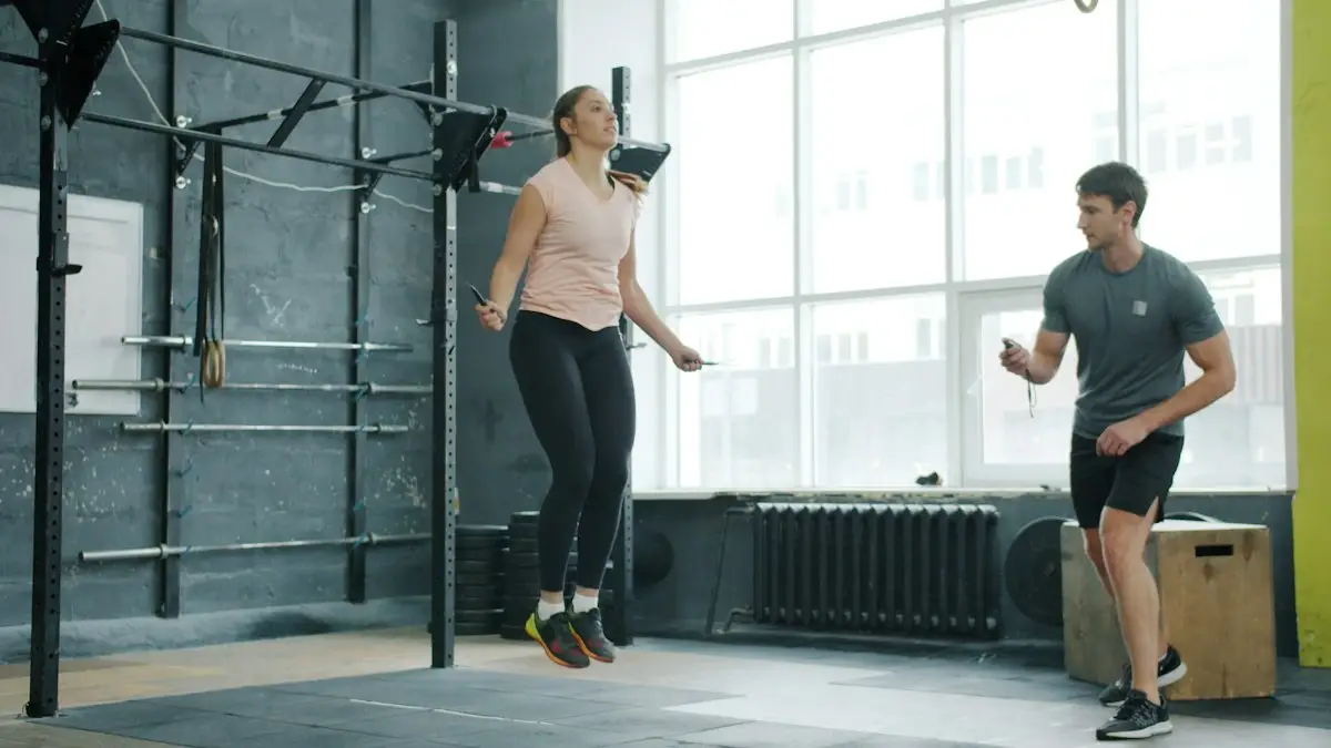 Vrouw springt touw terwijl haar trainer meekijkt